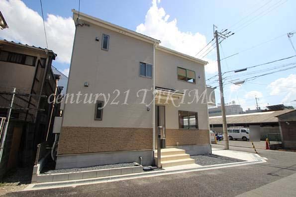 Local photos, including front road. Using the siding board to remove the dirt in the rain water