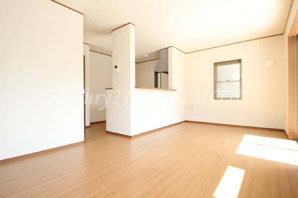 Living. Easy to LDK of the arrangement of the furniture is bathed in bright sunlight from the south.