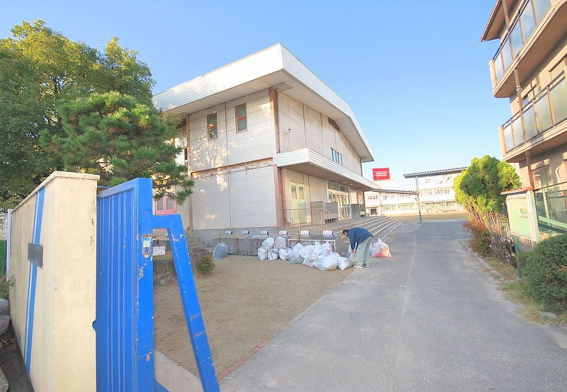Primary school. Neyagawa Tatsukita to elementary school (elementary school) 560m