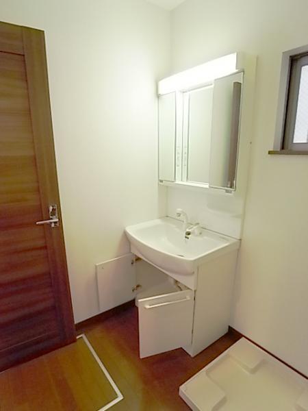 Wash basin, toilet. Wash basin with excellent storage capacity and functionality (same specifications as wash basin)