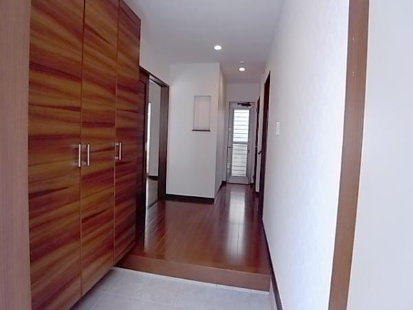 Entrance. At any time clean entrance with storage enhancement (same specifications entrance)