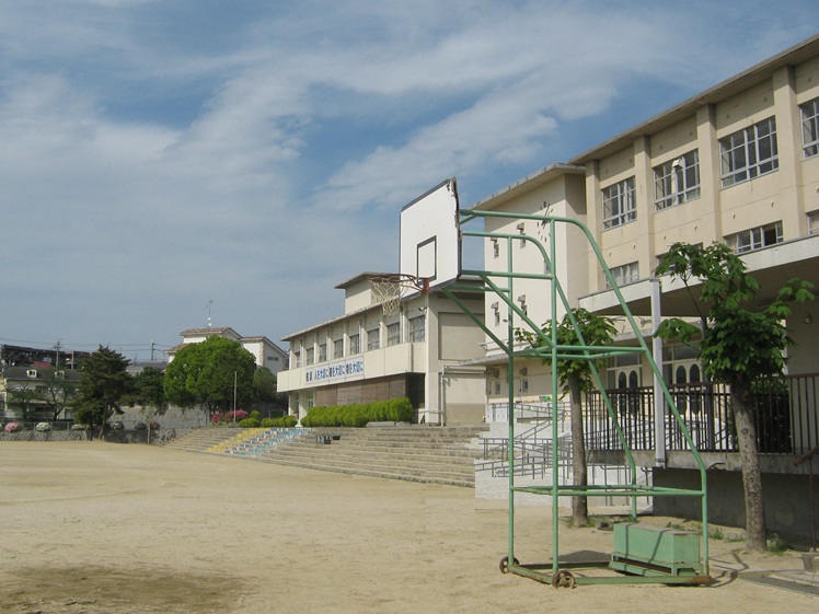 Junior high school. Neyagawa Municipal sixth junior high school (junior high school) up to 515m