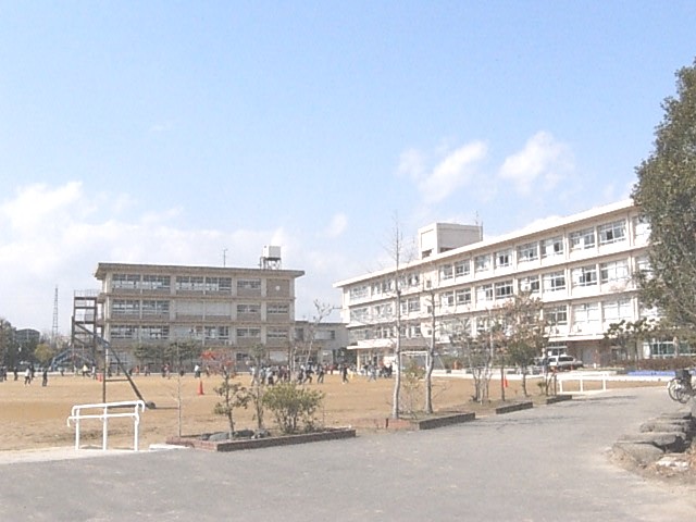 Primary school. Neyagawa Minami to elementary school (elementary school) 423m