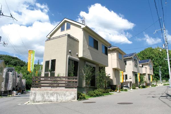  [Model house appearance] Corner lot dwelling unit boasts a comfortable living environment.  And ECOWILL × solar power to all households, Standard equipped with a safety and security of home security. Local (2012 year 09 end of the month) shooting