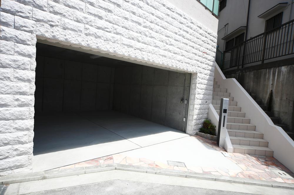 Local appearance photo. Large BOX garage parking two possible electric shutter with. Hobby car, bike, Ideal for bicycle!