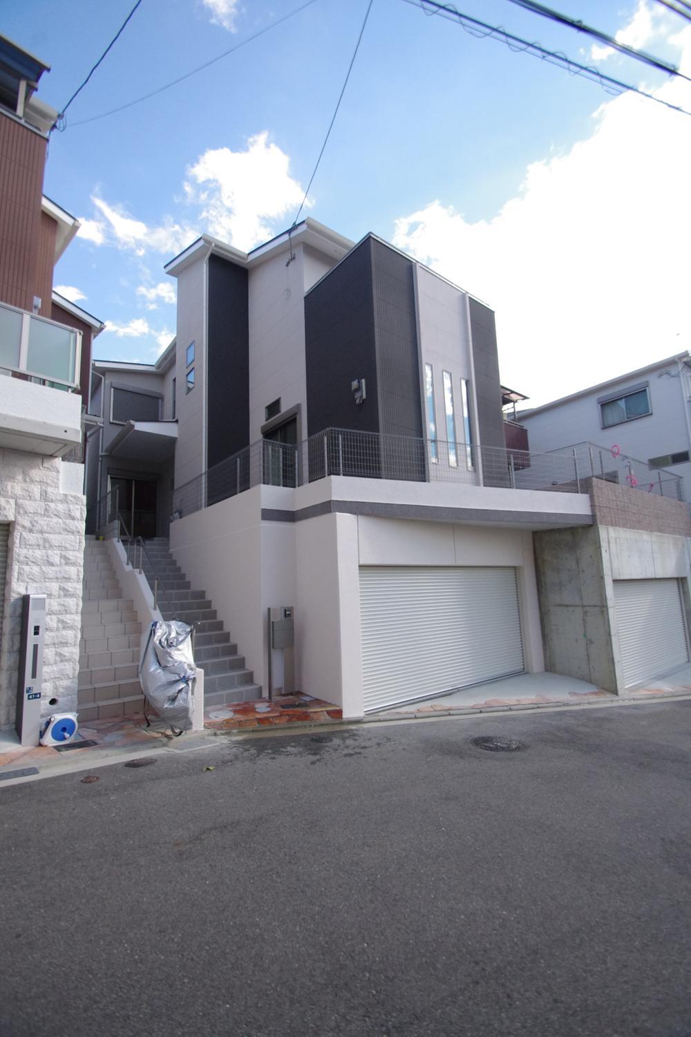 Local photos, including front road. Local (12 May 2013) Shooting No. 3 land model house