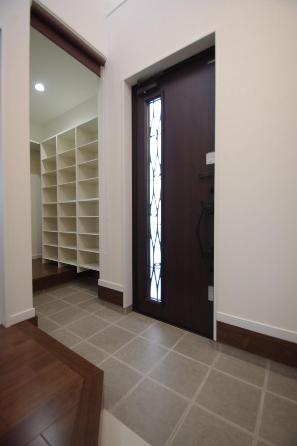 Receipt. Installing the storage of dirt floor continued to the front door next to