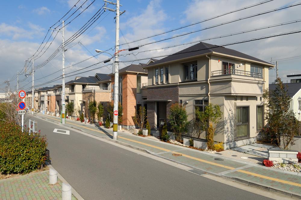 Local photos, including front road. "Ha Pia Garden Neyagawa It is skyline of the city of station of hand Koen-dori ". Colorful tiles we produce a beautiful cityscape. (Sale completed dwelling unit)