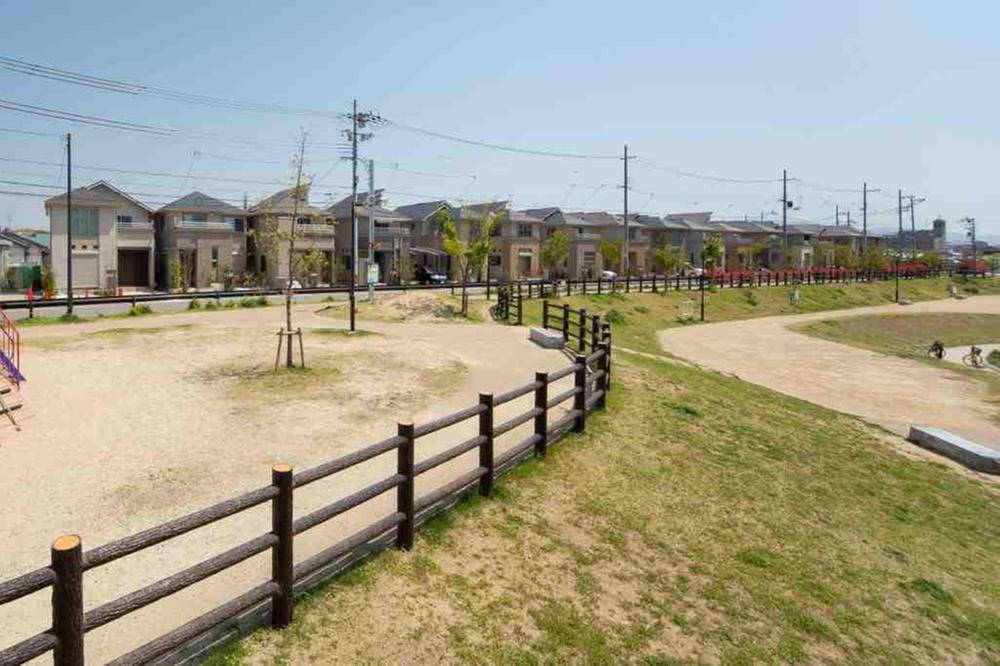 Sale already cityscape photo. To open the land facing the Koen-dori, Streets a sense of unity.