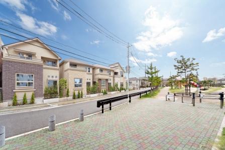 Local photos, including front road. Saiwaicho streets of the park and the existing condominium dwelling unit