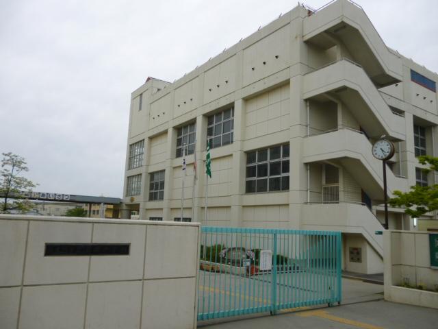 Junior high school. Neyagawa 956m to stand second junior high school