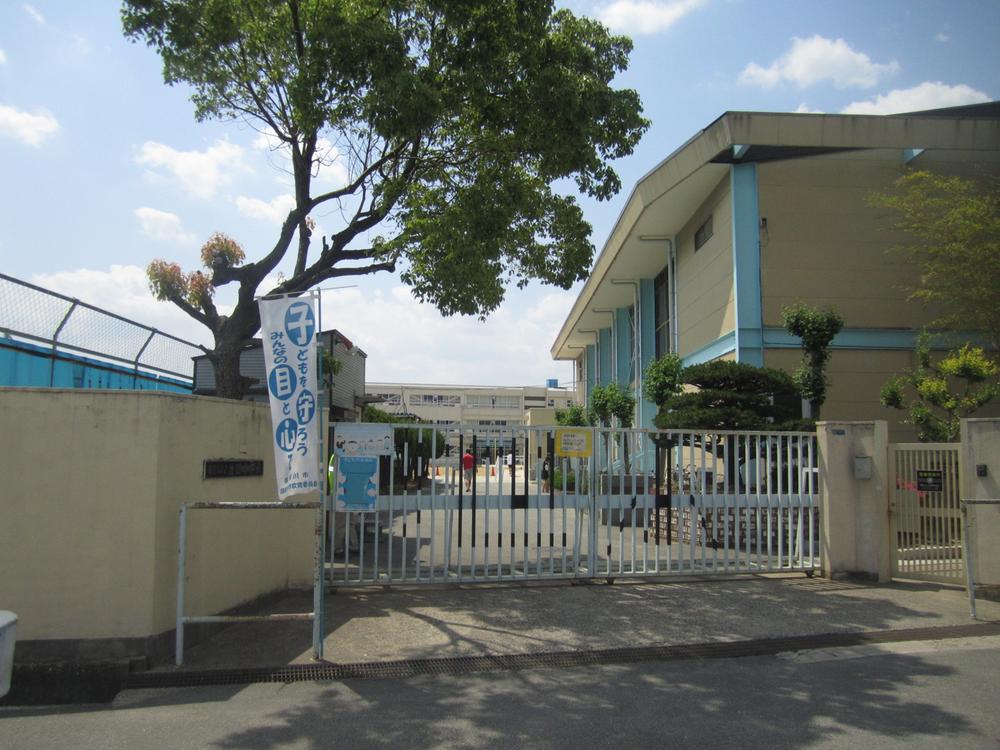 Primary school. Neyagawa 360m to stand Ikeda elementary school