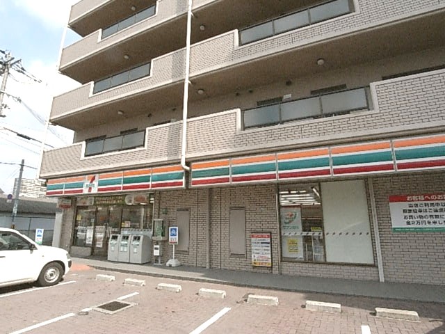Convenience store. Seven-Eleven Neyagawa Tai store up (convenience store) 523m