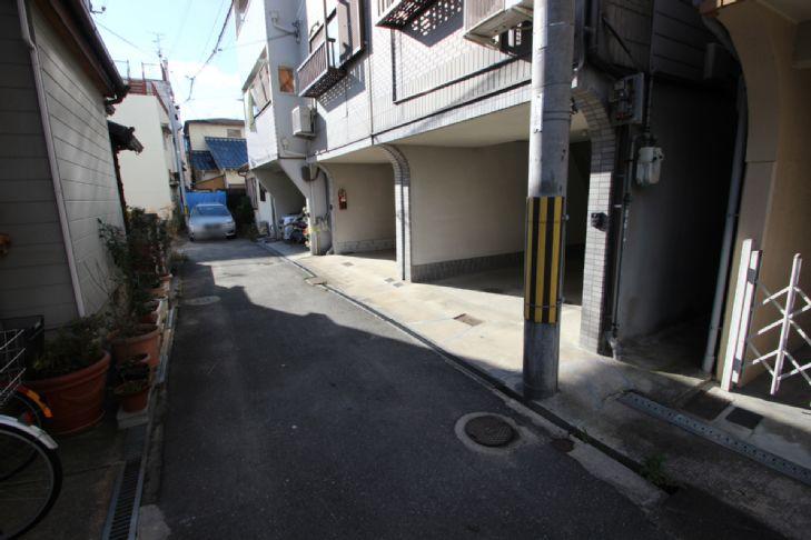Local photos, including front road. It is ready-to-move-in per vacant house!