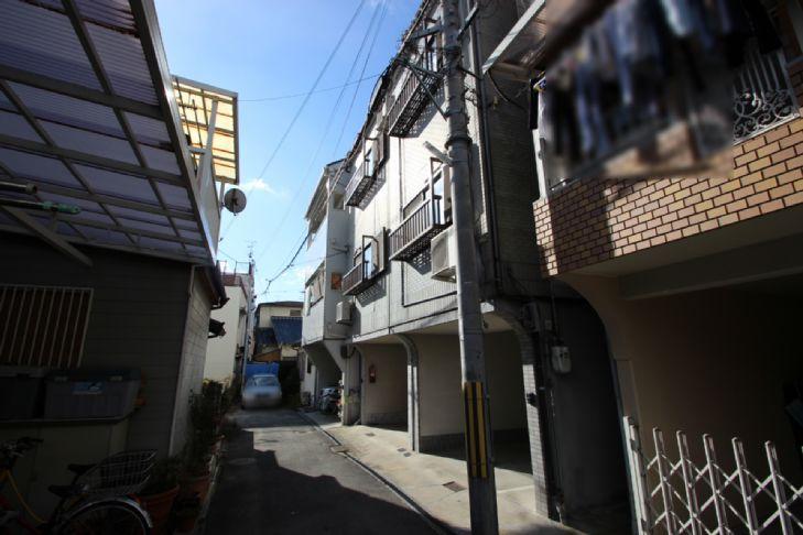 Local photos, including front road. Conveniently located in shopping supermarket near!