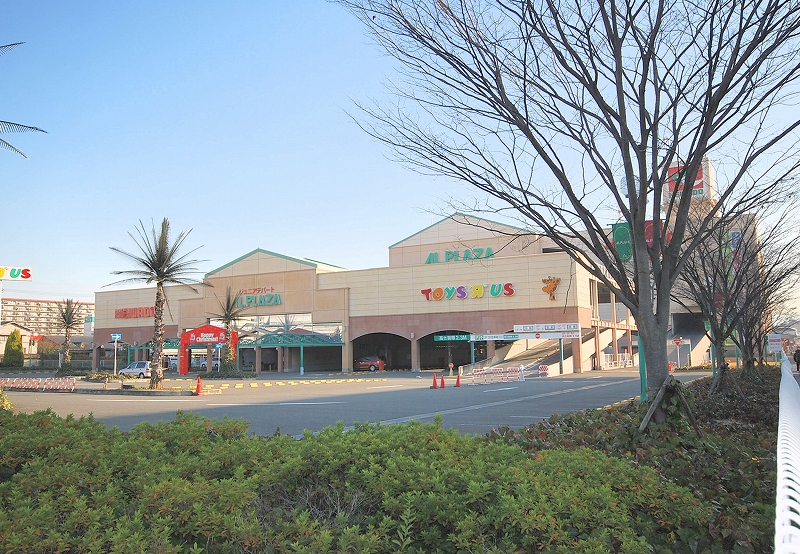Shopping centre. Toys R Us Korien store up to (shopping center) 1302m