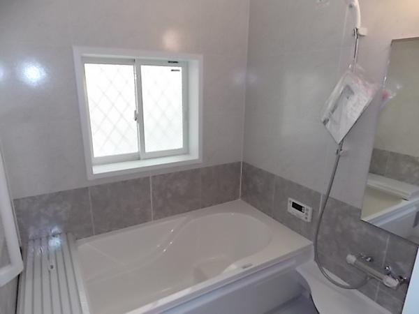 Same specifications photo (bathroom). Spacious bathroom that can be bathing with children