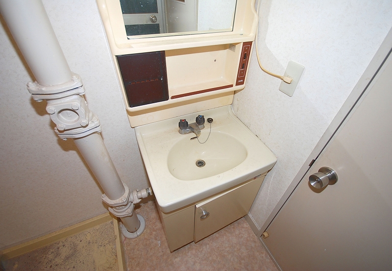 Washroom. Wash basin