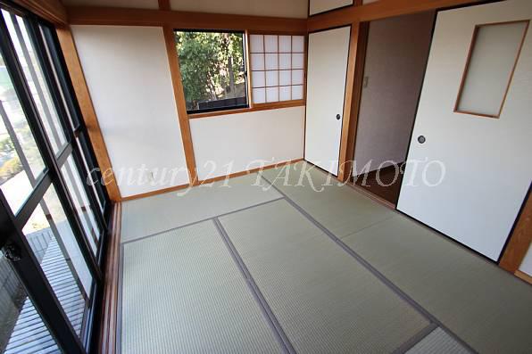 Non-living room. Japanese-style room with a sense of openness and large windows