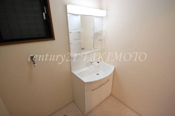 Wash basin, toilet. Convenient Shampoo dresser!