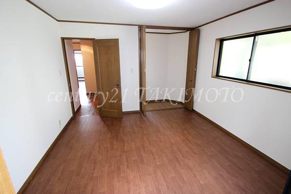 Non-living room. The main bedroom is spacious! There are about 8 pledge!