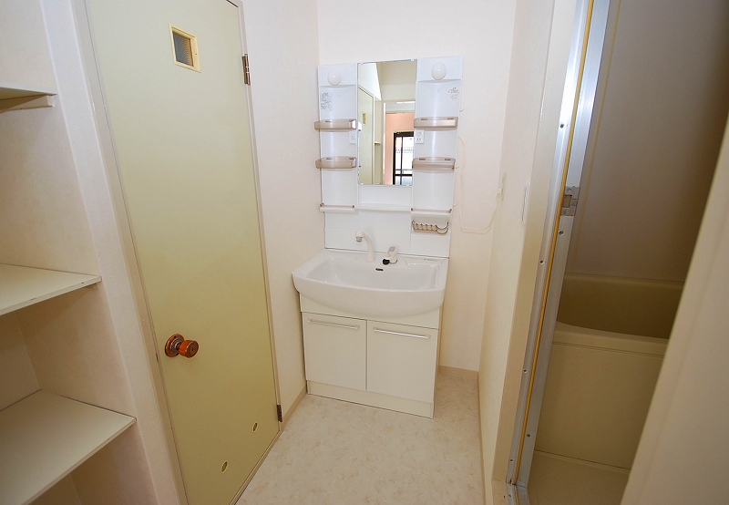 Washroom. Independent wash basin