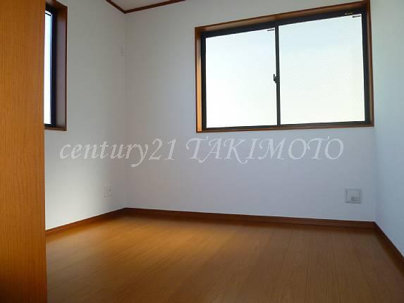 Non-living room. Since the two sides lighting, Also in the main bedroom to the nursery