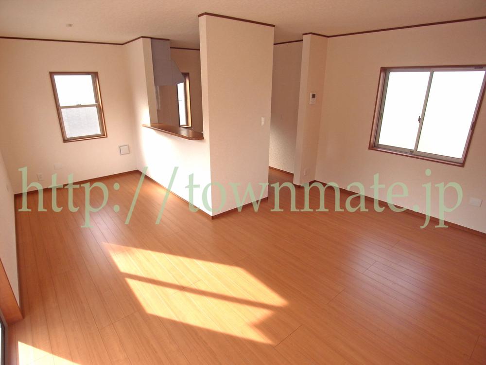 Same specifications photos (living). Bright and spacious living room
