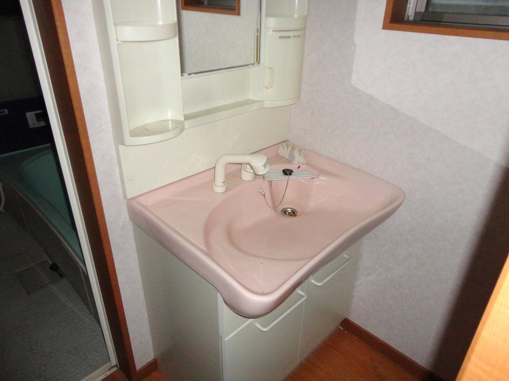 Wash basin, toilet.  ◆  ◆ Shampoo dresser ◆  ◆ 