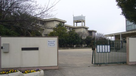 Junior high school. Neyagawa Municipal ninth junior high school (junior high school) up to 627m