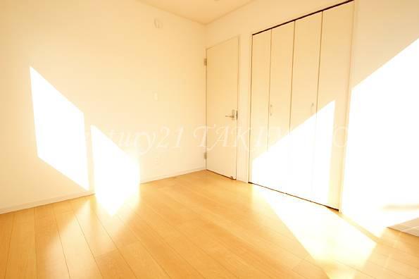 Non-living room. Pair glass used in each room! !