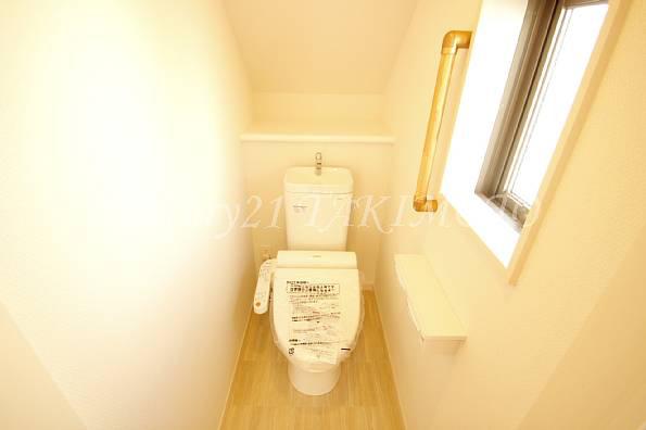 Toilet. Pat ventilation There is a window in the toilet! !