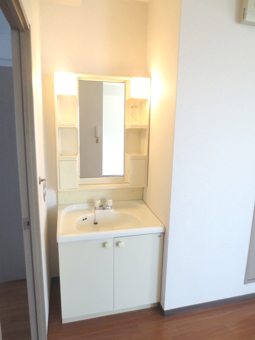 Living and room. Independent wash basin