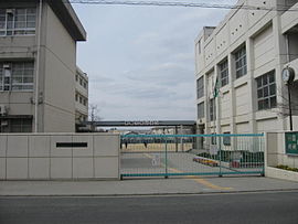 Junior high school. Neyagawa municipal second junior high school (junior high school) up to 901m