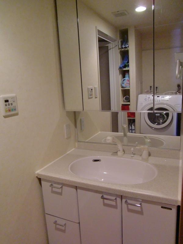 Wash basin, toilet. Local (10 May 2013) Shooting