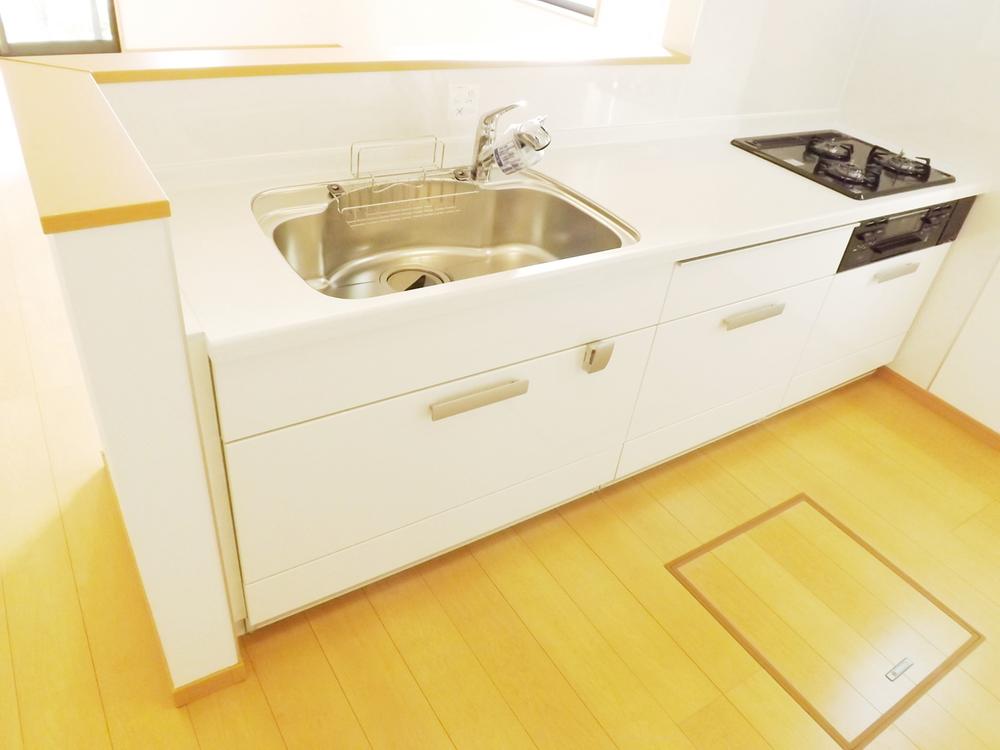 Kitchen. Local photo (kitchen) Slide storage! Water purifier with shower!