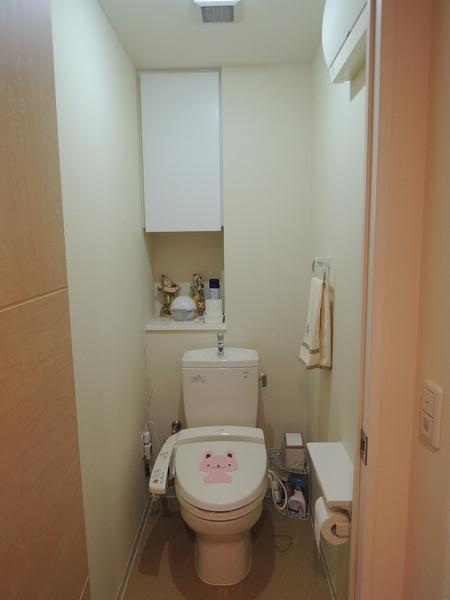 Toilet. With Washlet. It is useful behind the shelf.