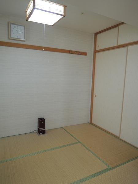 Non-living room. Japanese-style room 6.3 quires. Bright facing the balcony.