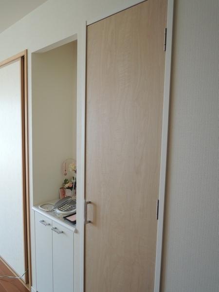 Receipt. Storage of living. Also space that put even the phone next to it.