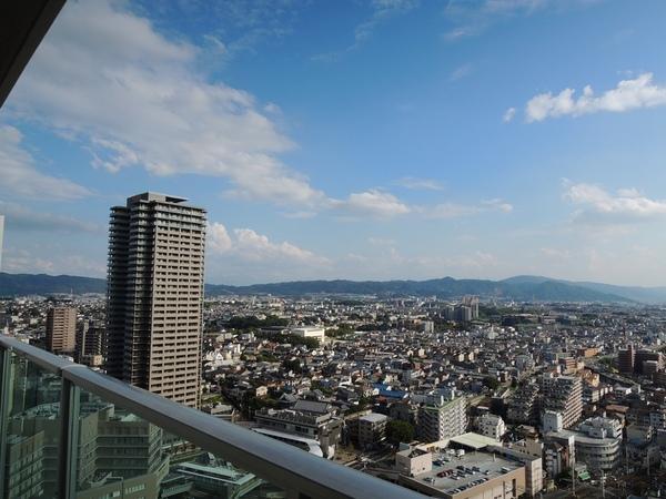 View photos from the dwelling unit. how is it. This view. After all, Tower high-rise floor. Ridge of mountains looks beautiful.