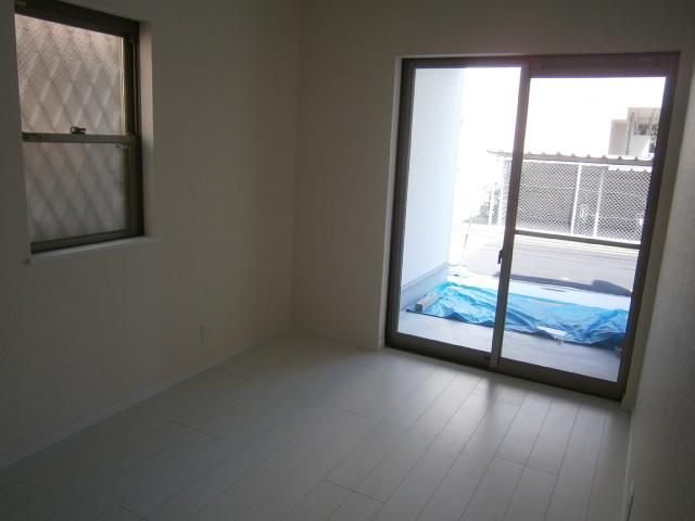 Non-living room. 1F Western-style 6.1 Pledge, Also easy travel out of the luggage from the parking lot from the large windows