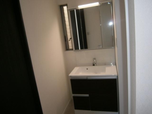 Wash basin, toilet. Three-sided mirror in wide type! ! Full slide type.