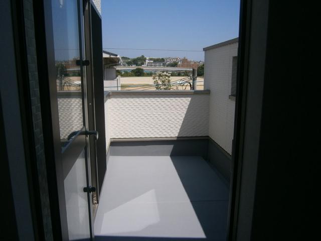 Balcony. Spacious in 3F balcony facing east! !