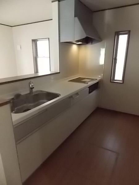 Same specifications photo (kitchen). Children and fun dishes in an easy-to-use wide type of kitchen