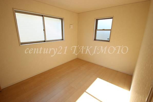 Non-living room. Each room storage space available! !