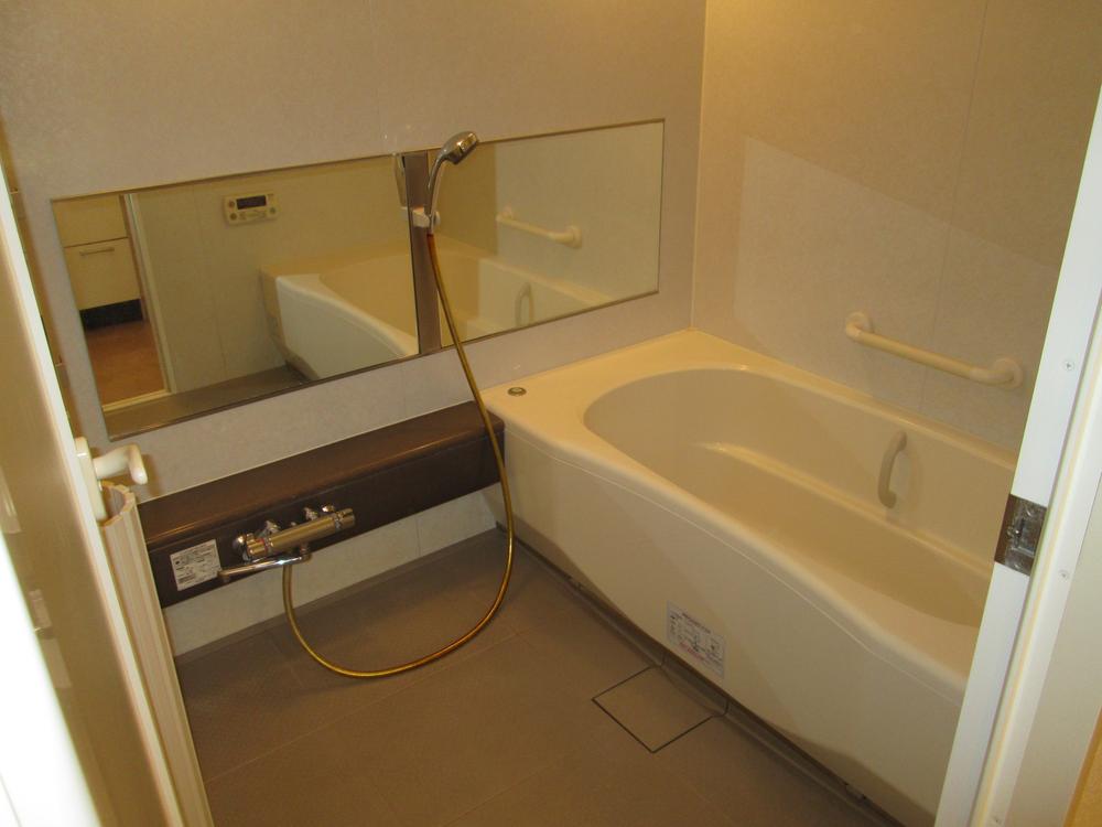 Bathroom. Wide bathroom charm in the apartment.