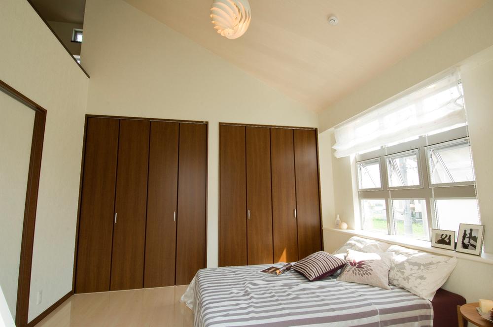 Non-living room.  [Model house bedroom] Spacious bedroom has a high ceiling in the loft. I want what is healed from a place to spend every day. In the space of the room here.