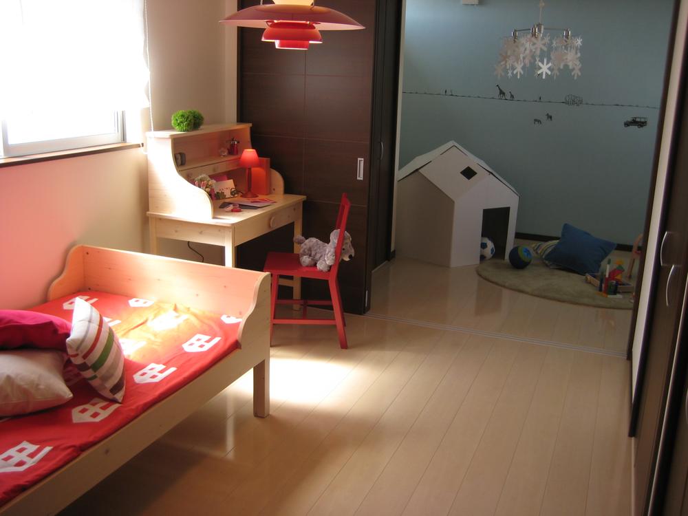 Non-living room.  [Model house nursery] Soft sunlight plug nursery. To be divided into two rooms when he grows up, Marked with door movable