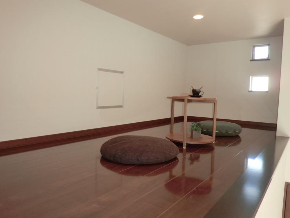 Other introspection.  [Model house loft] Loft on the bedroom can also be the daddy of the study. You just perfect for space in the hideout of the secret.