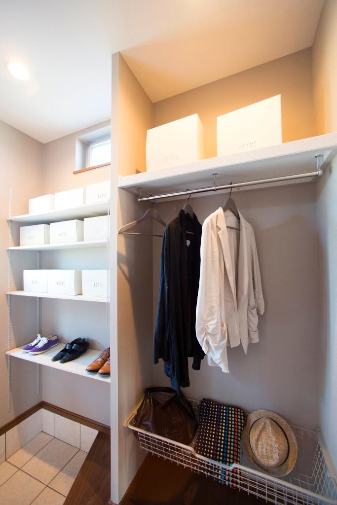 Receipt.  [Model house entrance storage] It established the shoes and coat cloak the entrance next to the welcome. Because such as shoes and coats can enter the room to take off here, Entrance is maintained it is always refreshing state.
